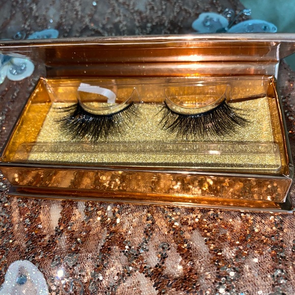 Lashes - Picture 3 of 4